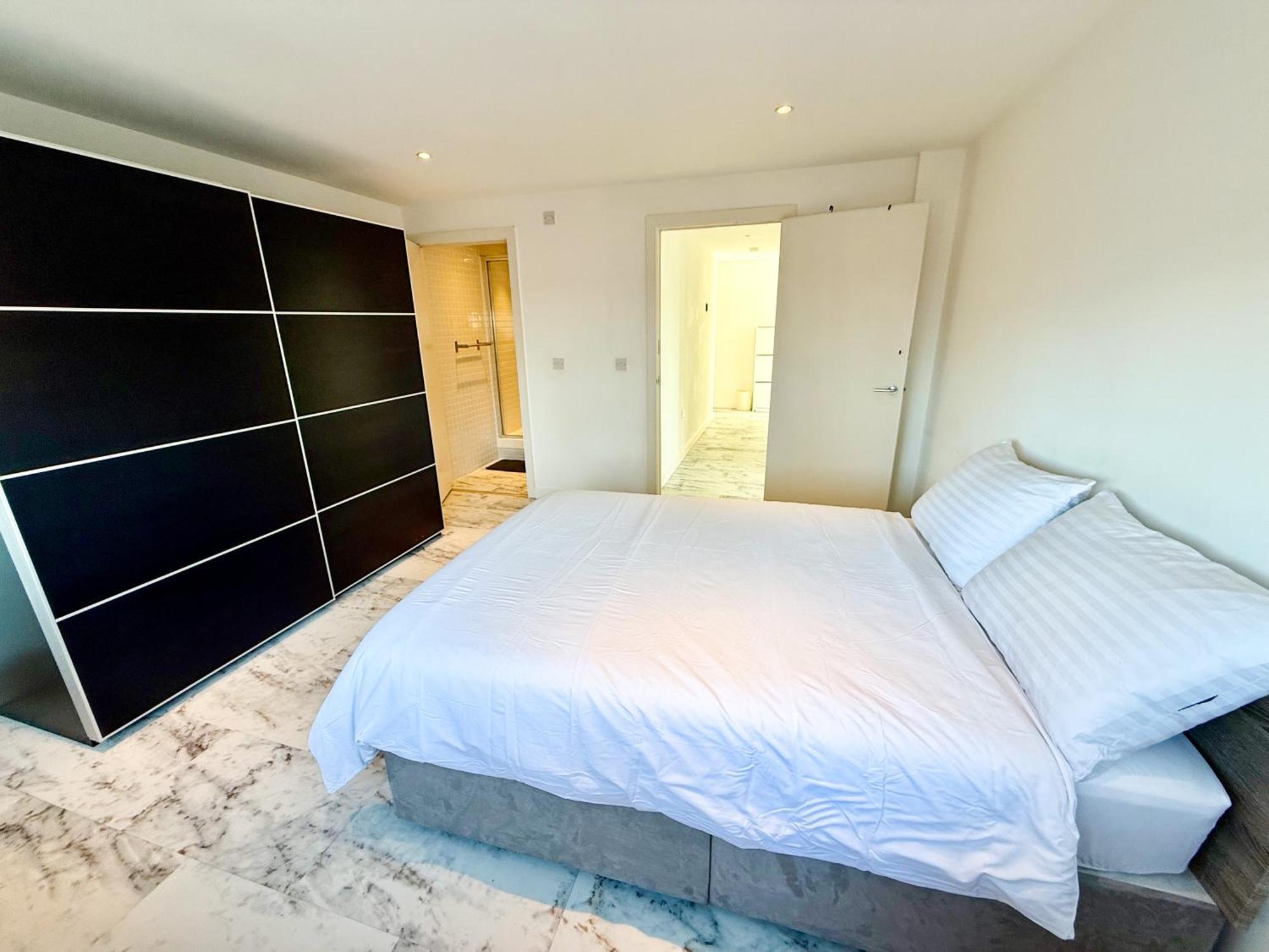 Entire Flat With 2x Bedrooms, 2x Bathrooms And A Big Living In The Olympic Park And Westfield At Stratford Hotel 5*